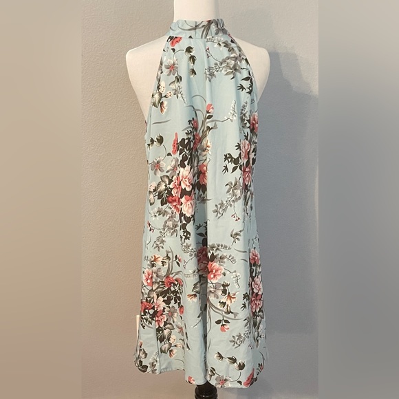 🛑**SOLD**Light green/blue mini, lightweight, halter dress with tie front - Picture 5 of 7